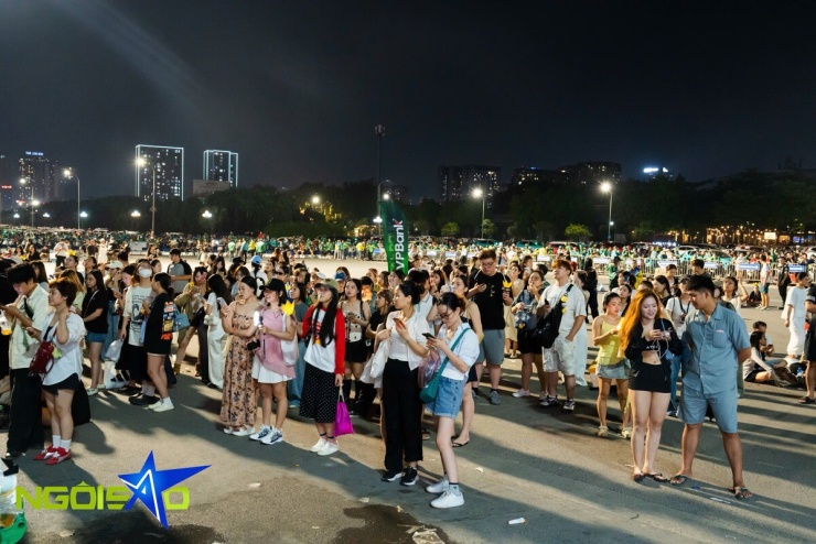 Hàng nghìn fan không vé bám rào, nhảy múa bên ngoài concert Big Bang - 16