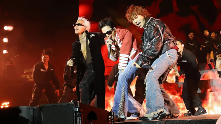 Ba thành viên của nhóm Big Bang biểu diễn tại lễ hội âm nhạc Coachella tại Mỹ, tháng 4/2026. Ảnh: Complex