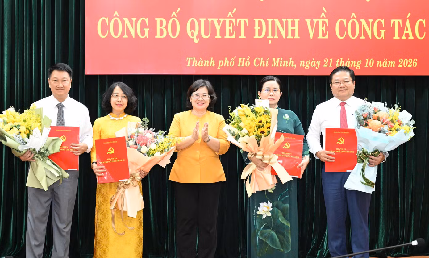 Phó Bí thư Thành ủy TPHCM Văn Thị Bạch Tuyết (giữa) trao quyết định và hoa chúc mừng các cán bộ nhận nhiệm vụ mới. Ảnh: Việt Dũng