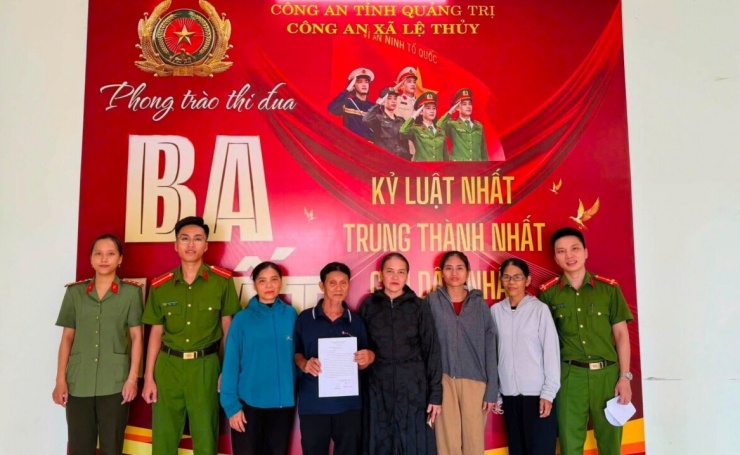 Công an xã Lệ Thủy hỗ trợ tìm kiếm người đàn ông thất lạc 21 năm (người cầm giấy) trở về đoàn tụ. (Ảnh: Công an xã Lệ Thủy)