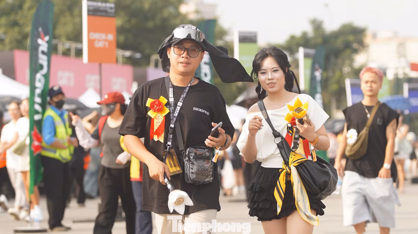 Vàng và đen là hai gam màu xuất hiện phổ biến trong trang phục của cộng đồng V.I.P.
