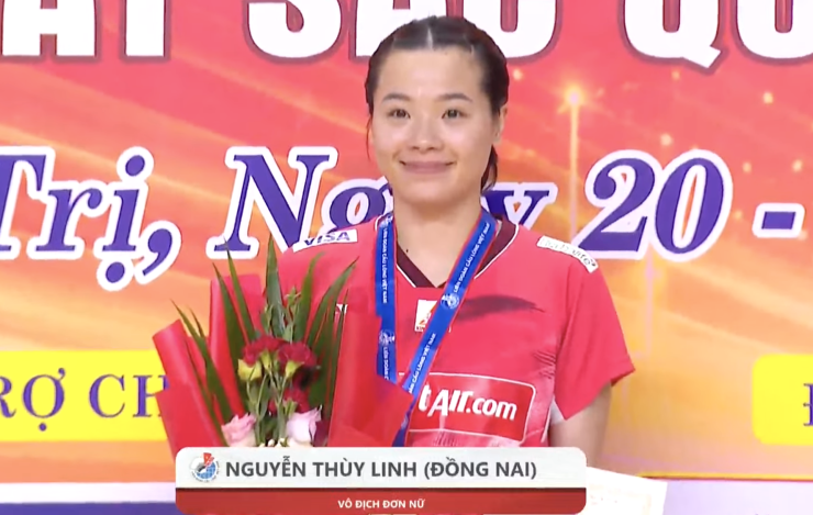 Nguyễn Thùy Linh nhận HC vàng giải cầu lông các tay vợt xuất sắc toàn quốc 2026, trưa 25/10 tại nhà thi đấu tỉnh Quảng Trị. Ảnh: Chụp màn hình