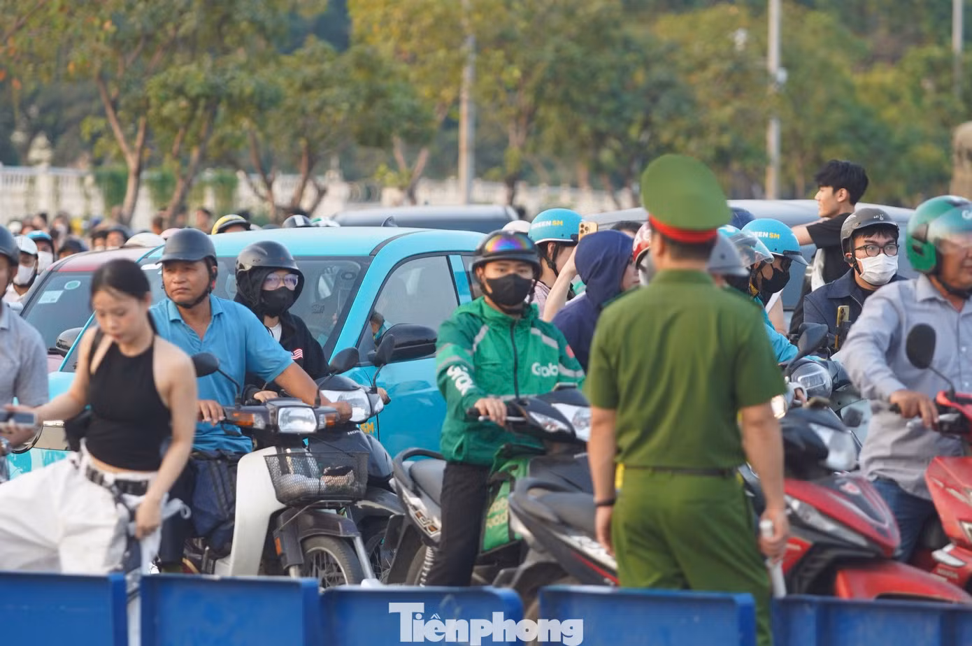 Tại một số đoạn đường, đặc biệt là khu vực trước cổng sân, phương tiện di chuyển chậm, xuất hiện tình trạng ùn ứ khi khán giả tập trung đến sân cùng thời điểm.