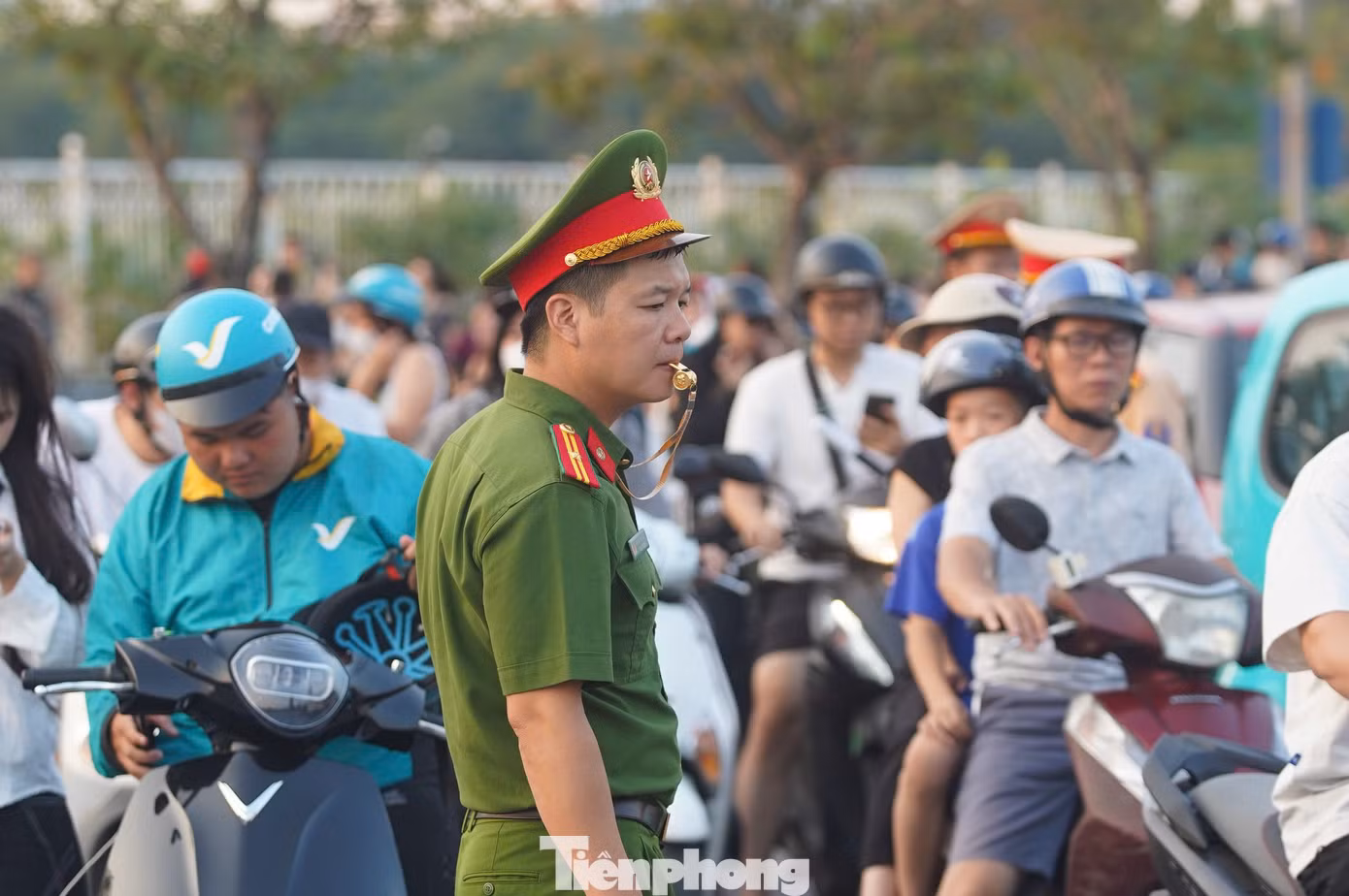 Công tác phân luồng được triển khai nhằm bảo đảm giao thông, đồng thời tạo điều kiện cho khán giả tiếp cận các cổng vào sân vận động.