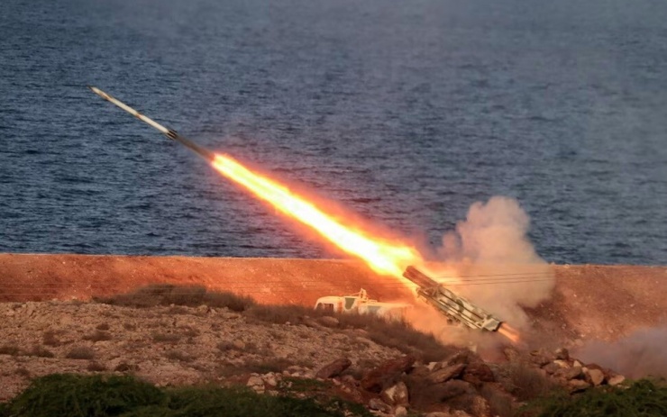Vệ binh Iran phóng rocket. Ảnh: IRGC.