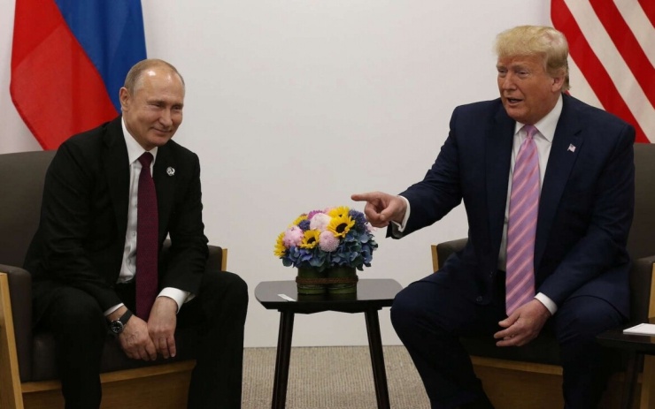Tổng thống Mỹ Trump (bìa phải) ca ngợi thỏa thuận dầu diesel mà ông đã đạt được với Tổng thống Nga Putin. Ảnh: Svetlov.