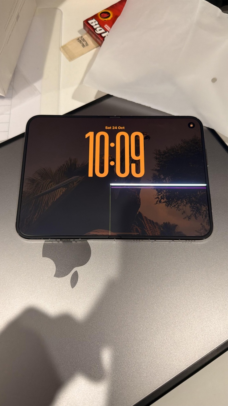 Chiếc iPhone Duo này đã bị nứt chỉ trong chưa đầy một ngày.&nbsp; Hình ảnh từ Reddit