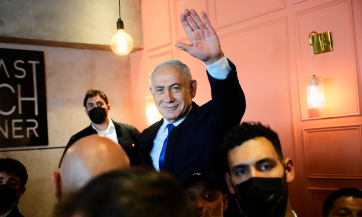 Ông Netanyahu chào những người ủng hộ trong cuộc vận động tranh cử ở Dimona, Israel hôm 21/10. Ảnh: AP