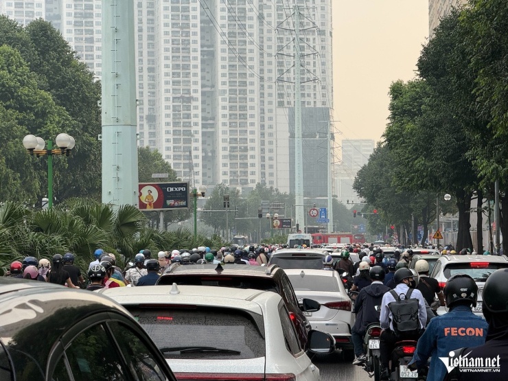 Lớp không khí mờ đục khiến tầm nhìn bị hạn chế. Ảnh: Kiều Oanh