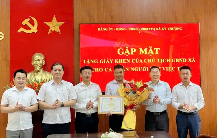 Lãnh đạo xã Kỳ Thượng trao khen thưởng cho anh Phước. Ảnh: TL.