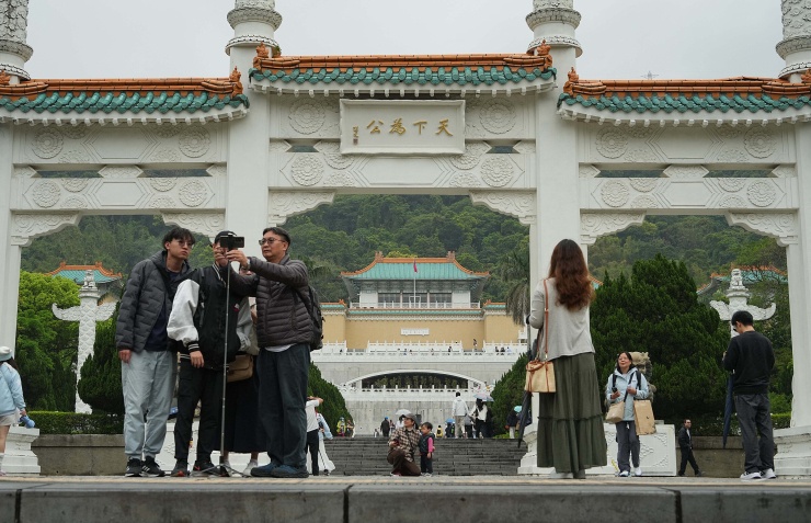 Du khách tham quan Bảo tàng Cố Cung ở Đài Bắc, đảo Đài Loan tháng 4/2025. Ảnh: AFP