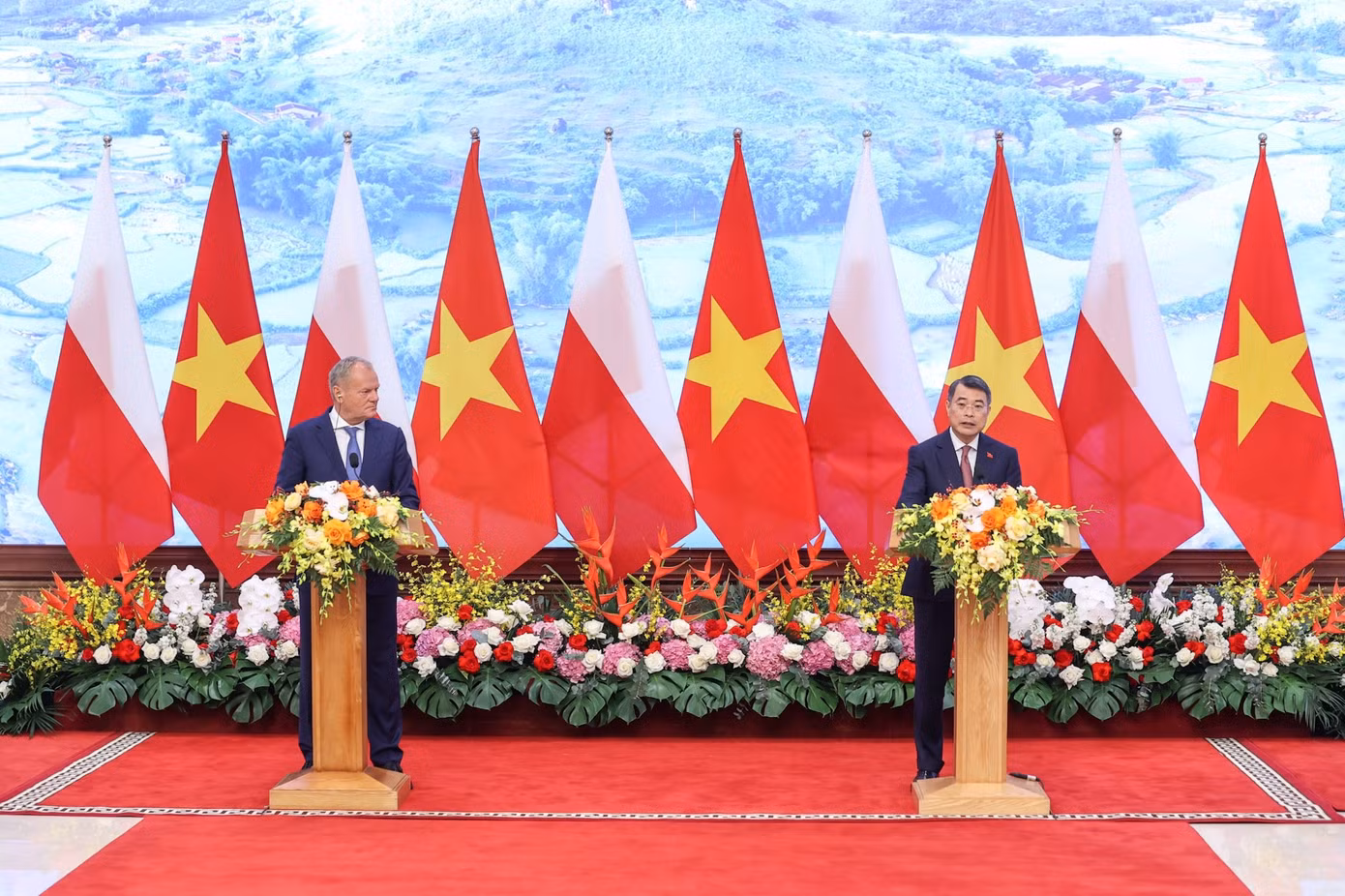 Thủ tướng Lê Minh Hưng và Thủ tướng Ba Lan Donald Tusk tại cuộc gặp gỡ báo chí. (Ảnh: Minh Châu)