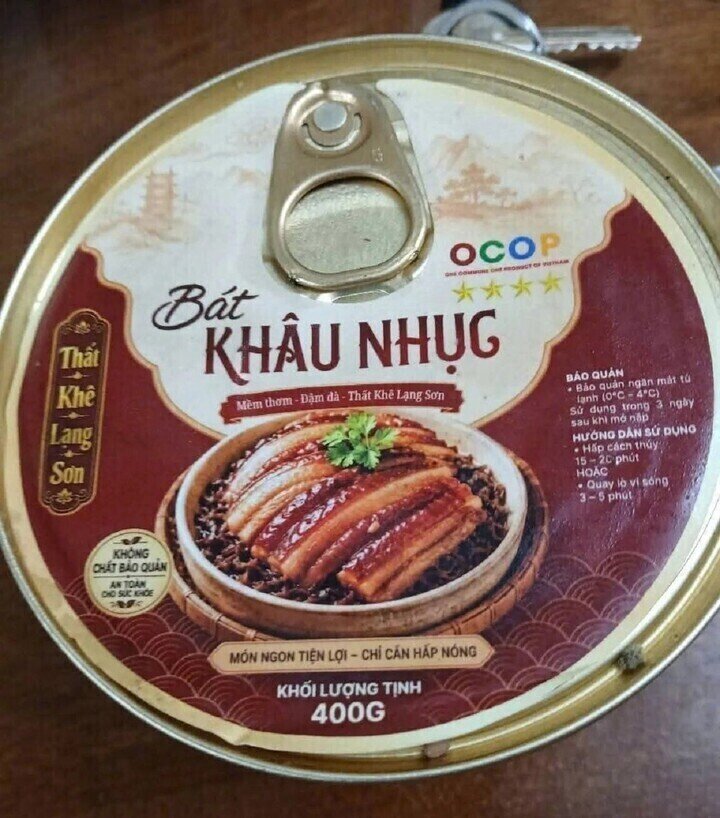 Lê Đức Tùng đặt in và dán đè nhãn mác lên các hộp sản phẩm chân giò tồn đọng trước đó thành đặc sản “Khâu nhục Lạng Sơn” rồi bán ra thị trường.