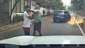 Kẻ côn đồ chặn xe, lạnh lùng đấm đá tài xế gục xuống đường