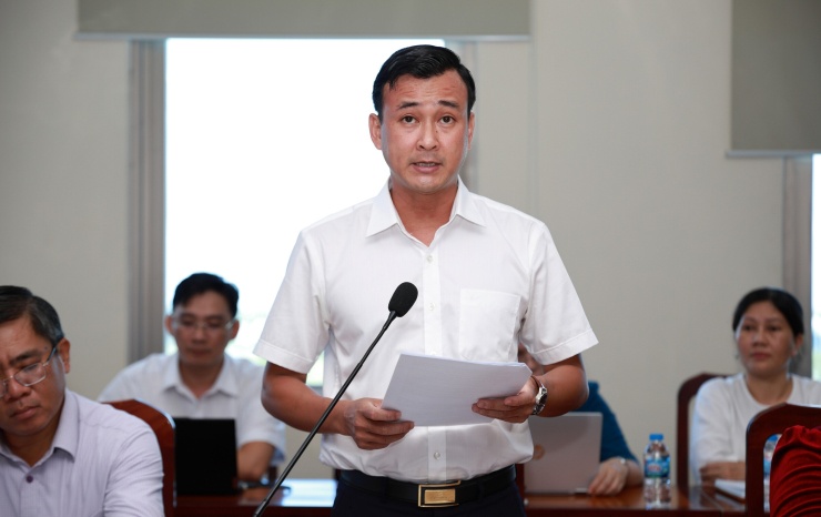 Ông Nguyễn Phi Đa, Chánh văn phòng UBND tỉnh Đồng Tháp, thông tin tại họp báo. Ảnh: Hoàng Nam
