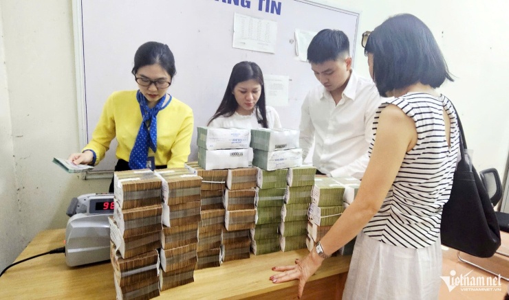 Máy đếm tiền hoạt động hết công suất. Ảnh: Thành Huế