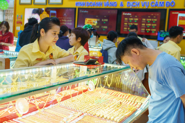 Giá mua vào vàng nhẫn SJC xuống còn 135 triệu đồng/lượng. Ảnh: HH