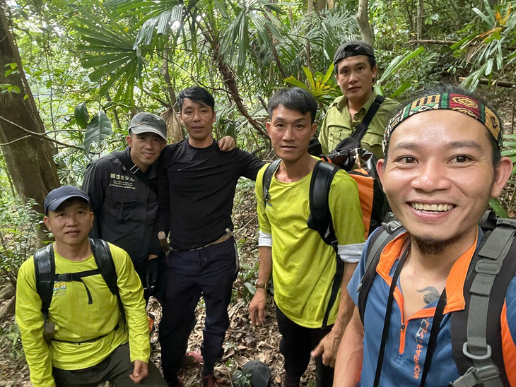 Đoàn thám hiểm đi tìm hố sụt. Ảnh: Jungle Boos.