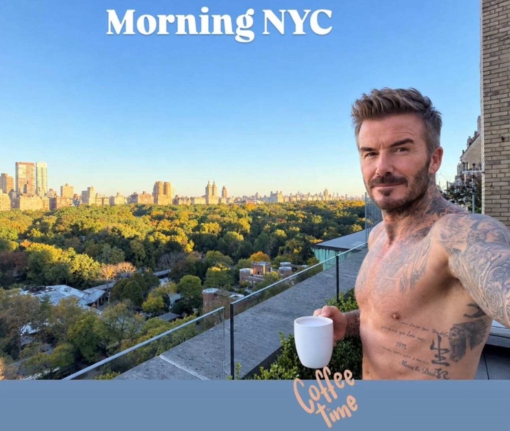 Becks khoe bộ sưu tập hình xăm kín cổ, ngực, cánh tay. Ảnh: Instagram/ davidbeckham