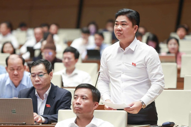 Đại biểu Dương Đức Hải – Cục trưởng Cục Cảnh sát Phòng cháy, chữa cháy và cứu nạn, cứu hộ (Bộ Công an) - Đoàn ĐBQH TP.Hà Nội phát biểu tại hội trường Quốc hội, sáng 27/10. Ảnh: Quang Vinh