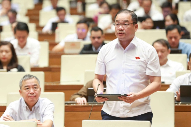 đại biểu Nguyễn Ngọc Việt (Đoàn ĐBQH TP.Hà Nội) phát biểu tại hội trường Quốc hội, sáng 27/10. Ảnh: Quang Vinh