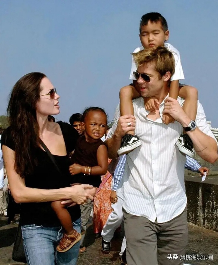 Gia đình Brad Pitt, Angelina Jolie và các con nuôi của họ. (Ảnh: Sina)