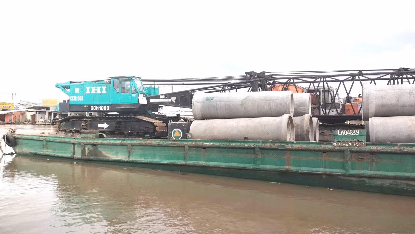 Cận cảnh cầu dây văng bị sà lan đâm lệch nhịp ở Cà Mau - 7