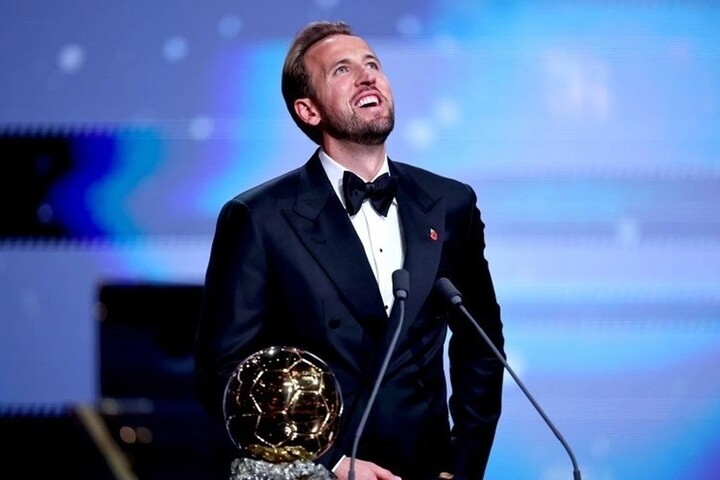 Harry Kane hạnh phúc khi giành được Quả bóng vàng (Ảnh: Getty).