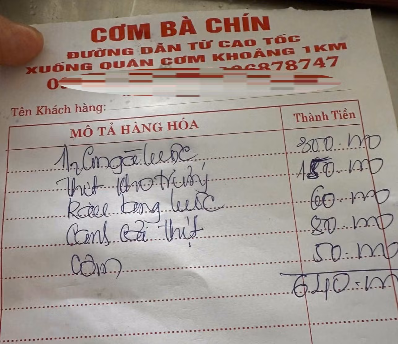 Hóa đơn tính tiền khiến ông Đức phản ứng và cho rằng quán cơm "chặt chém".