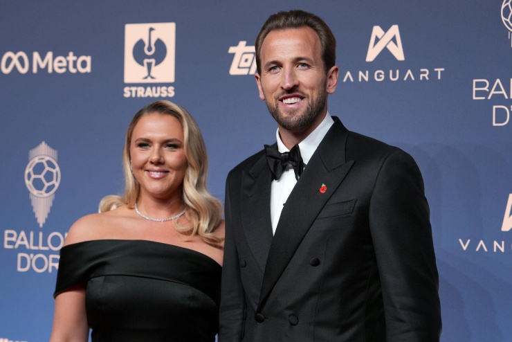 Harry Kane và vợ tại lễ trao giải thưởng Quả Bóng Vàng 2026, London, Anh. Ảnh: AP