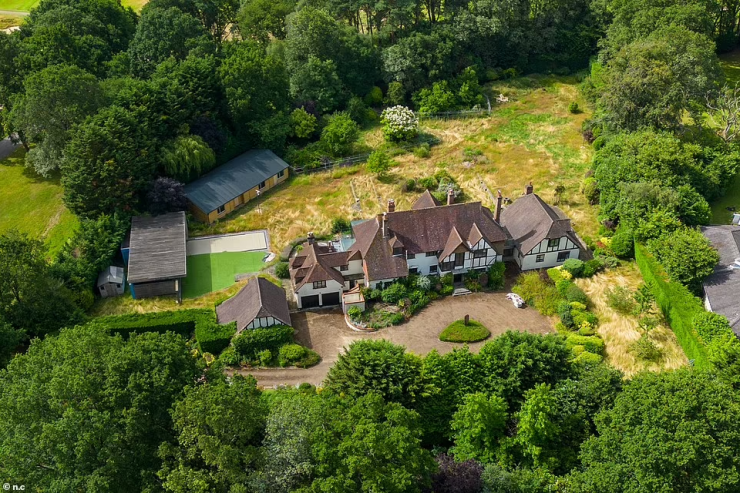 Hiện trạng căn nhà cũ của Harry Kane tại Wentworth Estate, Surrey (Anh), trước kế hoạch phá dỡ để xây biệt thự mới. Ảnh: n.c