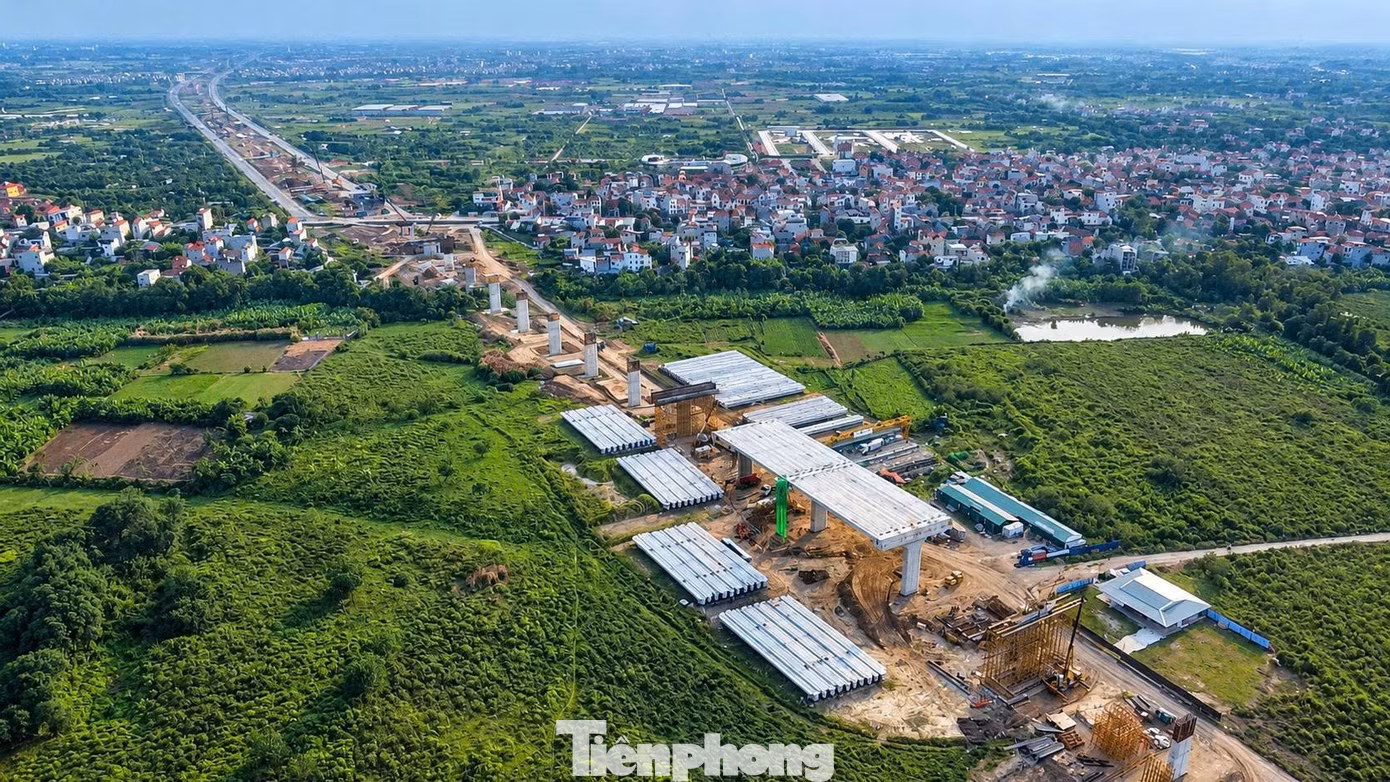 Khởi công tháng 10/2025, cầu Hồng Hà có tổng chiều dài cầu và cầu cạn khoảng 4,377 km, gồm 70 trụ, tổng mức đầu tư gần 10.000 tỷ đồng.