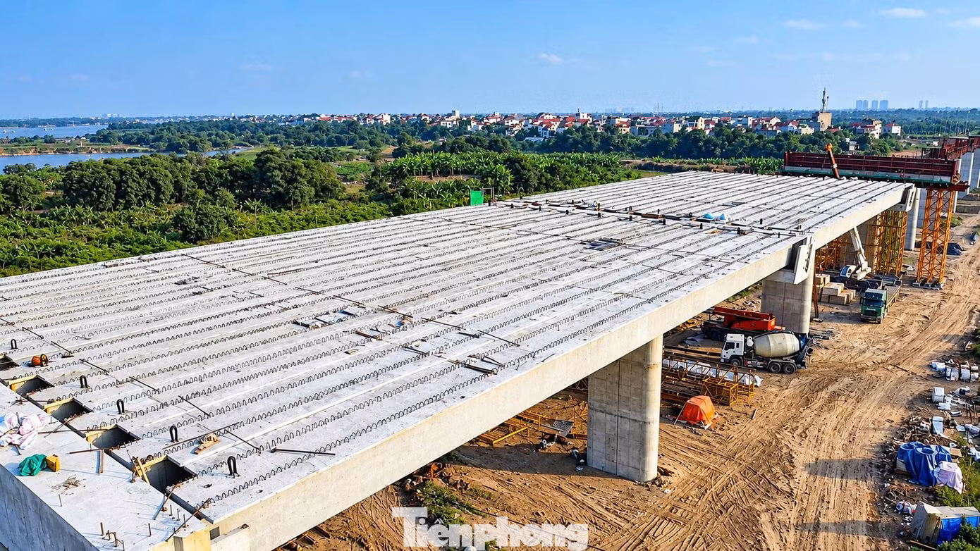 Hiện công tác lao lắp dầm tại các đoạn cầu cạn được triển khai.