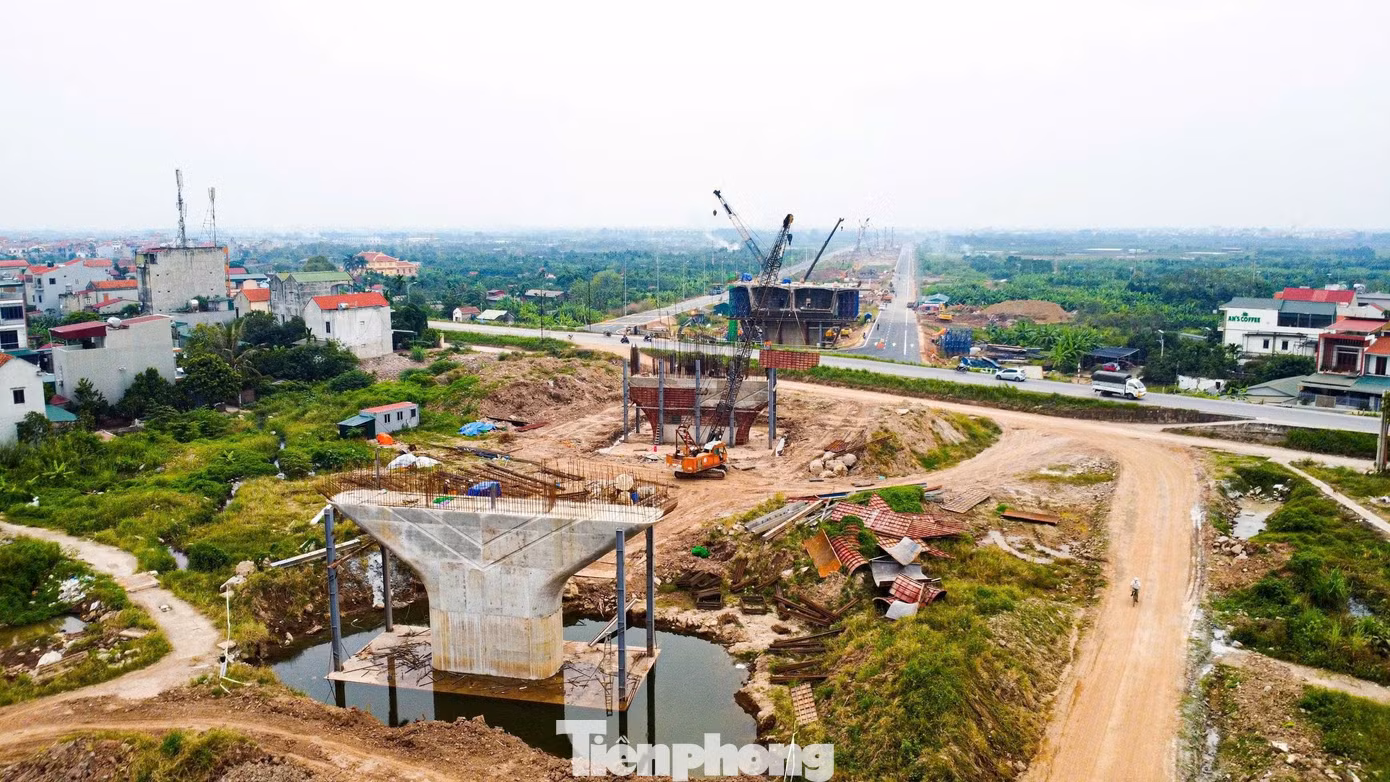 Các hạng mục cầu dẫn và cầu vượt sông được triển khai.