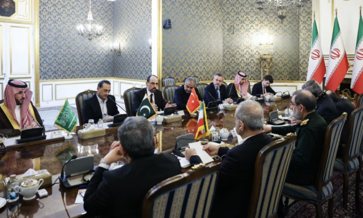 Từ trái sang: Bộ trưởng Quốc phòng Ả Rập Xê Út - Hoàng tử Khalid bin Salman, Tổng tư lệnh quân đội Pakistan - Asim Munir và Giám đốc cơ quan tình báo Thổ Nhĩ Kỳ - Ibrahim Kalin tham dự các cuộc thảo luận do Tổng thống Iran Masoud Pezeshkian chủ trì vào ngày 26/10 - Văn phòng Tổng thống Iran - Ảnh: EPA