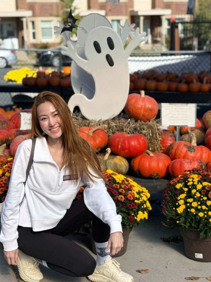 Ảnh sao 28/10: Ngân Khánh đi chợ bí ngô Halloween ở Mỹ - 1