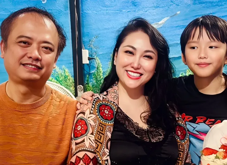 Phi Thanh Vân bên người yêu và con trai riêng của cô. Ảnh: NVCC
