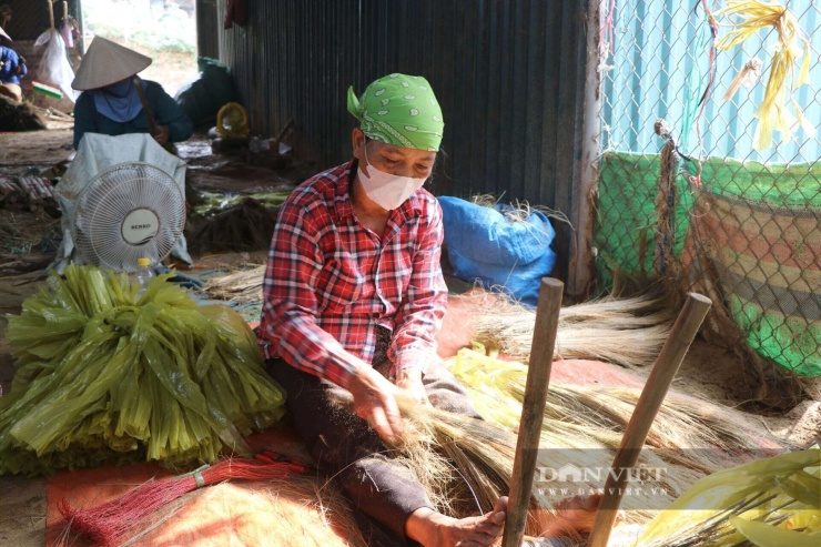 Bà Nguyễn Thị Phượng (68 tuổi, xóm Mom) bày tỏ mong muốn được giữ đất nông nghiệp để canh tác nếu sáp nhập vào Hà Nội. Ảnh: Gia Khiêm
