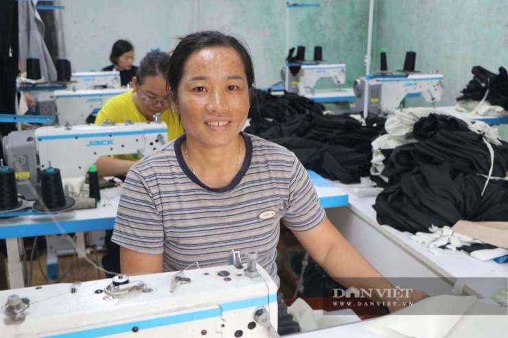 Chị Đinh Thị Bích Hoa phấn khởi vì được về Thủ đô. Ảnh: Gia Khiêm