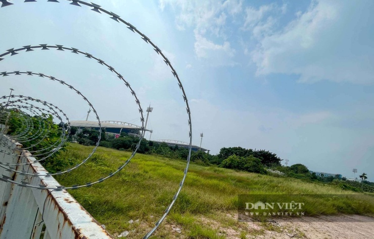 Phía bên ngoài khu đất trống thuộc Khu Liên hợp thể thao quốc gia đang được rào kín cẩn thận.