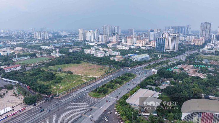 Tuyến đường lớn và khu vực quảng trường phía trước Sân vận động Mỹ Đình.