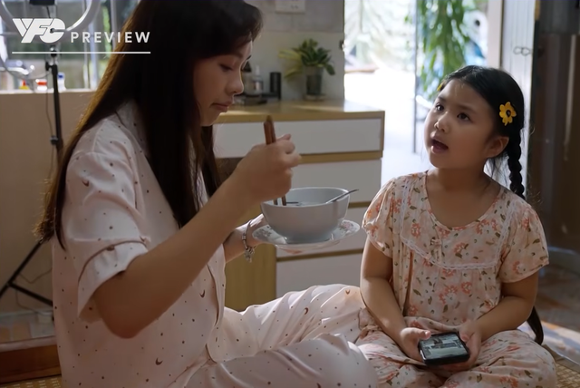 Trâm hướng dẫn bé An thực hiện các điệu nhảy để tạo sức hút nếu chia sẻ lên mạng xã hội. Ảnh VFC