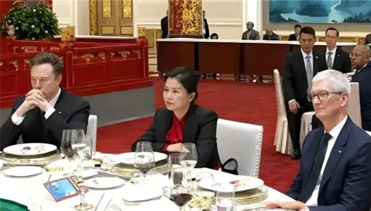 Bà Chu Quần Phi ngồi giữa tỷ phú Elon Musk và Tim Cook tại quốc yến. Ảnh: CCTV