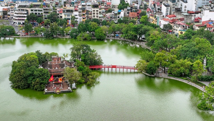 Một góc hồ Hoàn Kiếm. Ảnh: Hoàng Hà