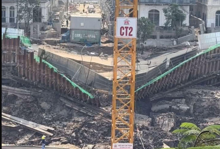 Đoạn sụt lún cạnh công trường xây dựng. Ảnh: Xuân Hoa