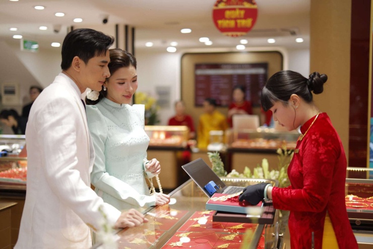 Giá vàng hôm nay 29/10: Vàng thế giới chìm trong sắc đỏ - 2