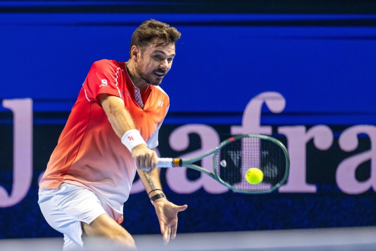 Wawrinka đánh trái tay trong trận đấu với Jiri Lehecka ở vòng một giải quần vợt Swiss Indoors tại Basel, Thụy Sĩ, ngày 27/10/2026. Ảnh: AP