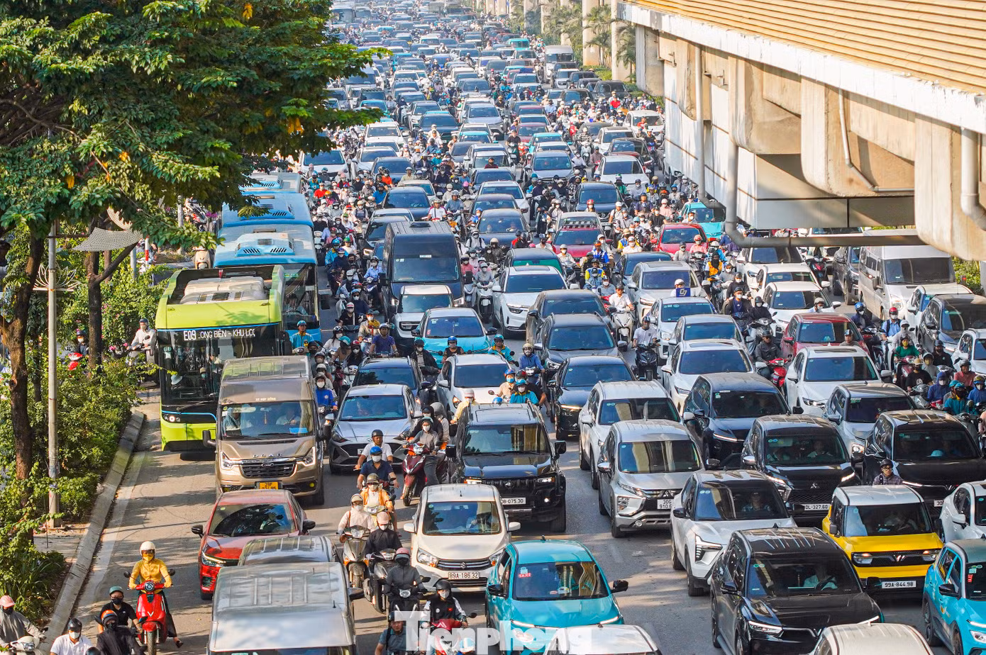 Vành đai 2,5 thông xe kỹ thuật, xe máy tràn lên vỉa hè, ô tô nối hàng dài - 3