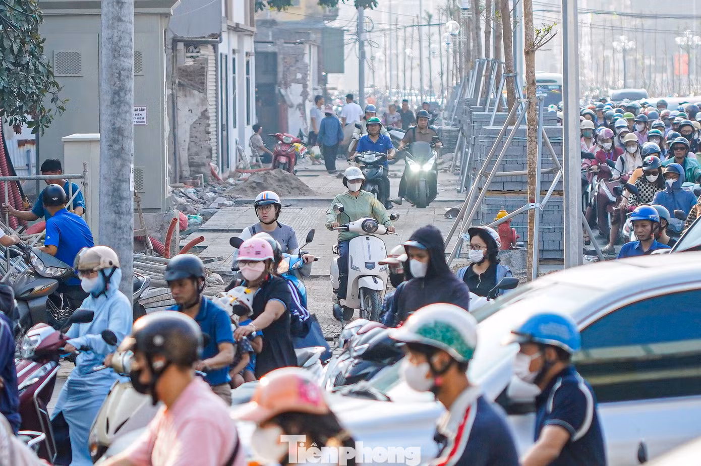 Vành đai 2,5 thông xe kỹ thuật, xe máy tràn lên vỉa hè, ô tô nối hàng dài - 4