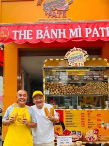 MC Quốc Thuận bán bánh mì vỉa hè TP HCM